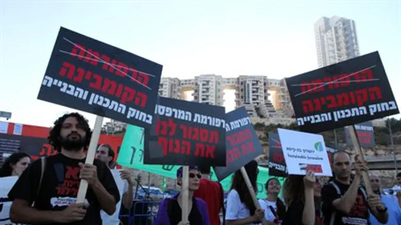 Protesting building reform