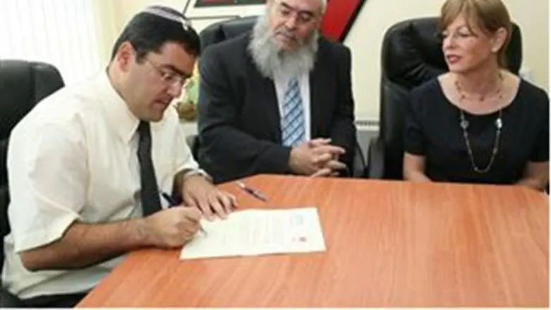 Signing the pledge