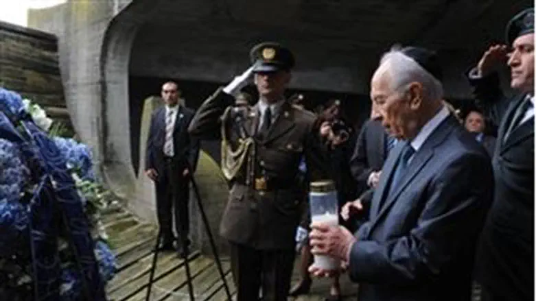 Peres lights a memorial flame in Jasenovac