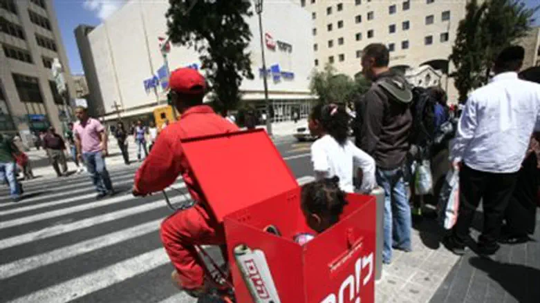 Yisrael Hayom distributor (file)