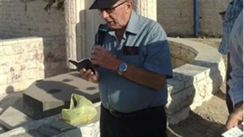 Shlomo Slonim says Kaddish