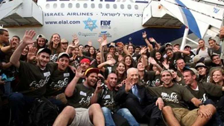 Peres welcomes new immigrant soldiers