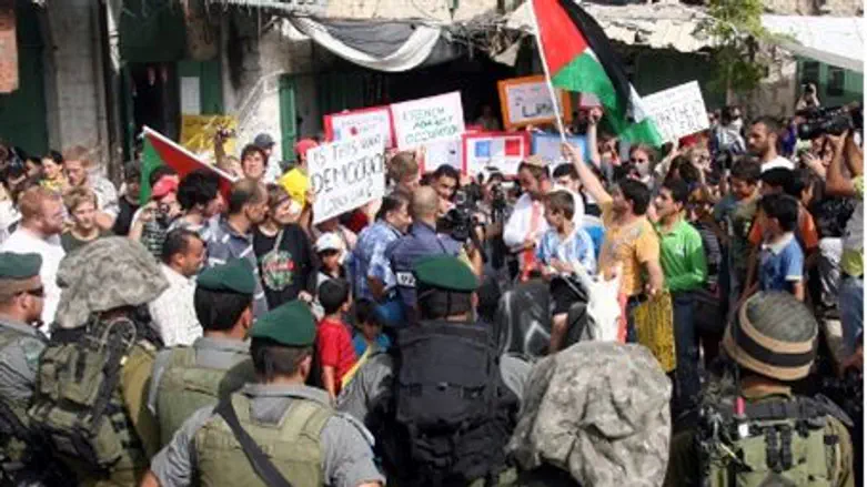 Hevron: Soldiers stand by as anarchists prote