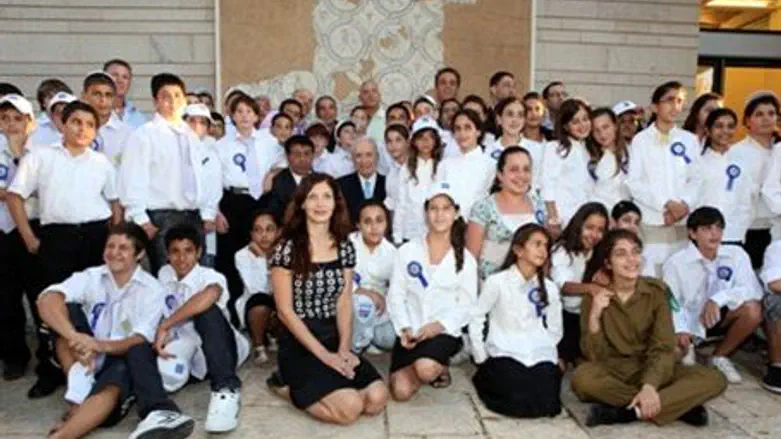 Preident Peres celebrates with terror victims