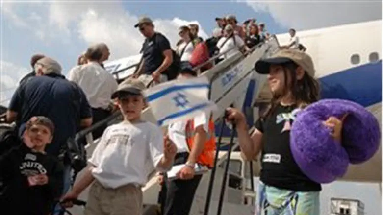 Immigrants land in Israel (illustrative)