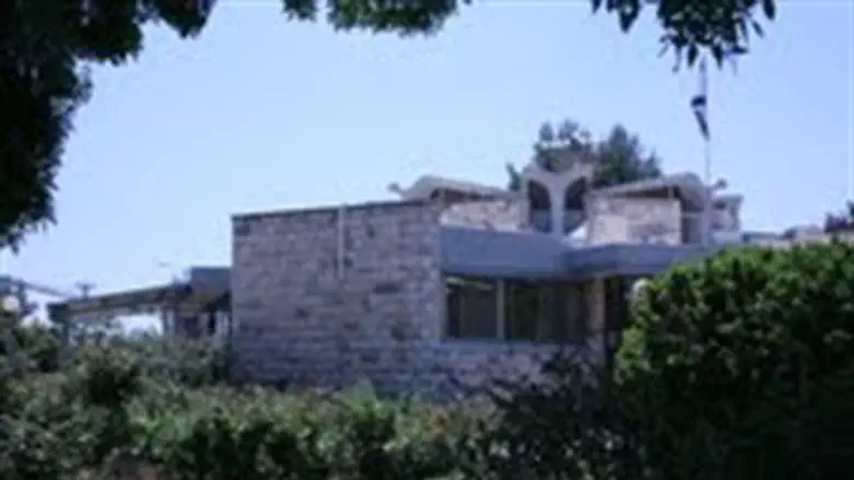 Beit El Yeshiva - on Barak's chopping block