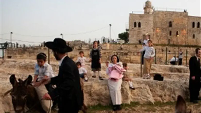 Visitors at Neve Samuel site