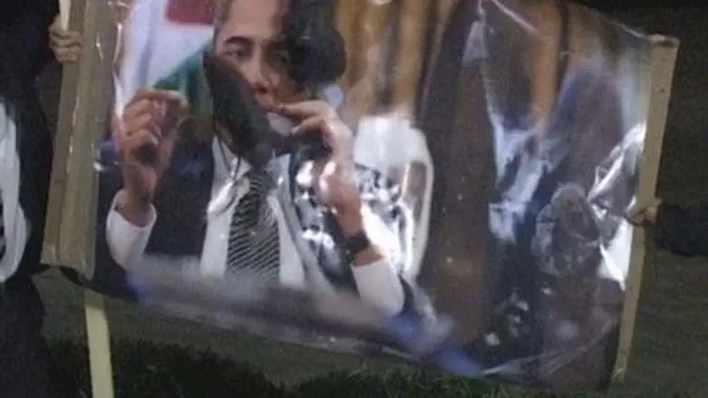 Protestors Throw Shoes at Obama Picture