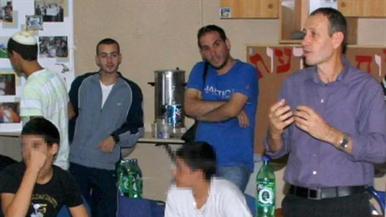 Lankri visits youths