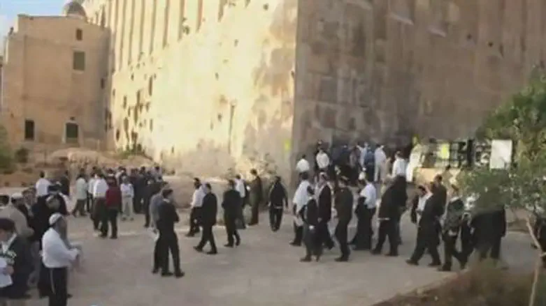 Thousands in Hebron