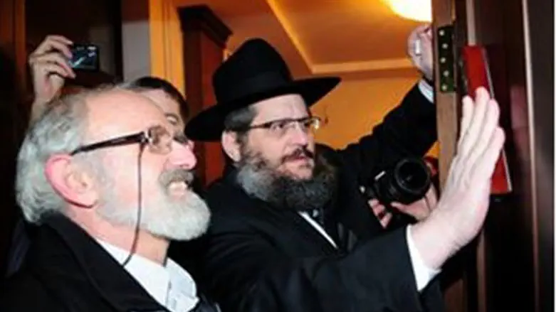 Affixing the mezuzah