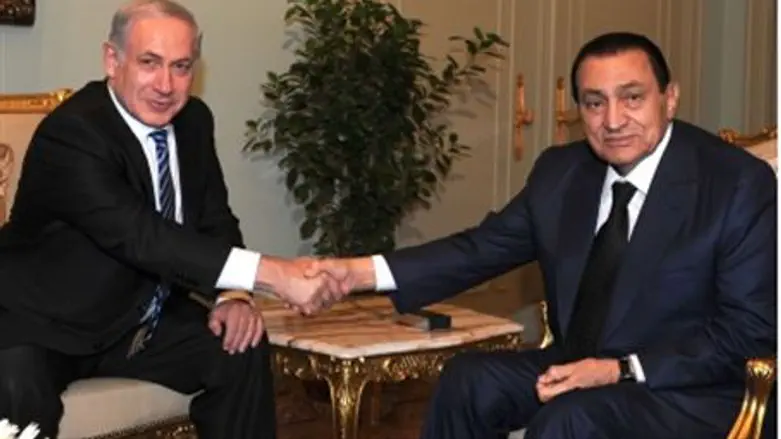 Netanyahu with Mubarak (file)