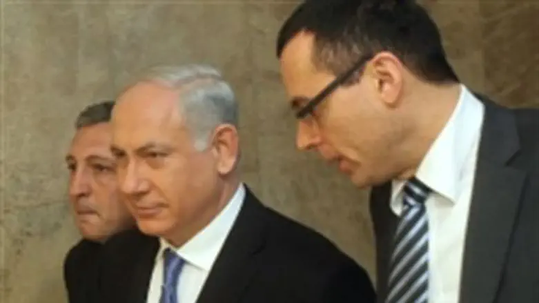 L-R: Hefetz, Netanyahu and Hauser.