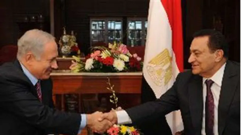Netanyahu with Mubarak (file)