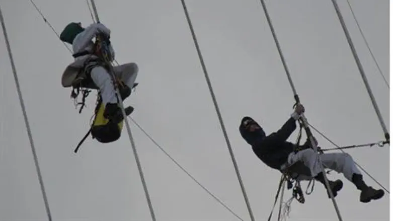 GreenPeace Activists Climb Jerusalem Bridge