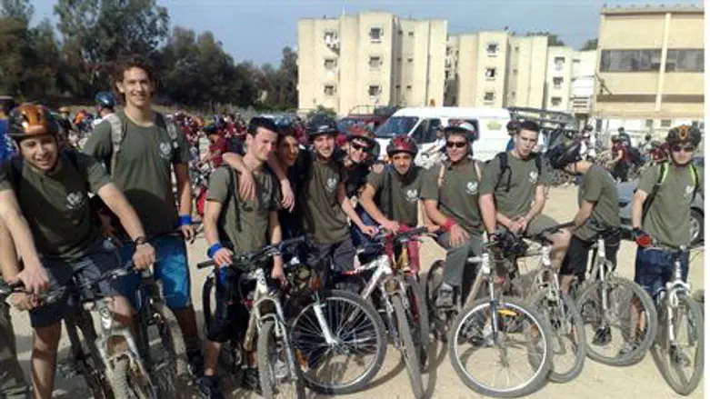 Students bike for Jonathan Pollard