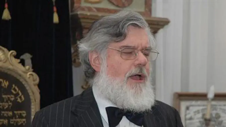 Rabbi Dushinsky in action.