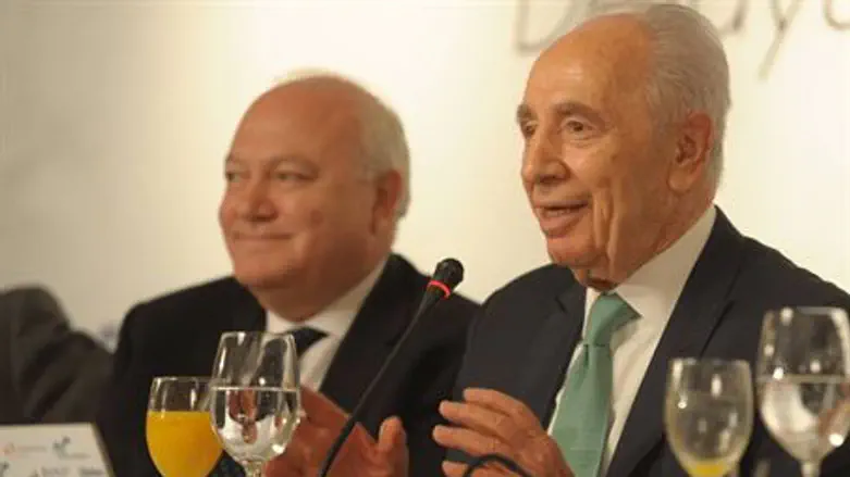 President Peres meets the press in Madrid
