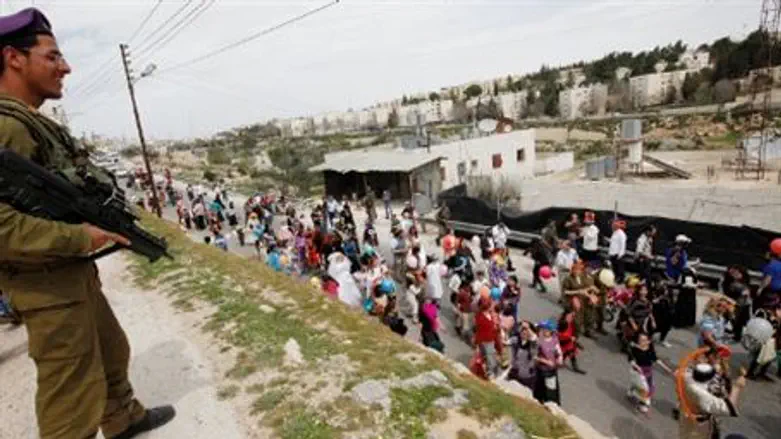 Soldier Protects Jews in Hevron on Purim