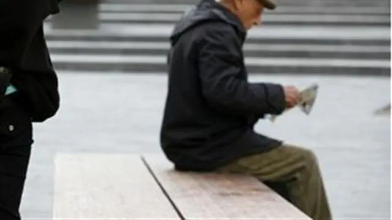 Reading a newspaper keeps older brains sharp