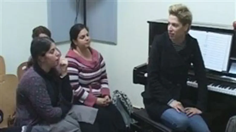 Mika Karni and her students