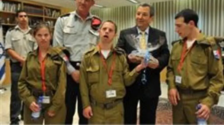 Defense leaders meet with special IDF soldier