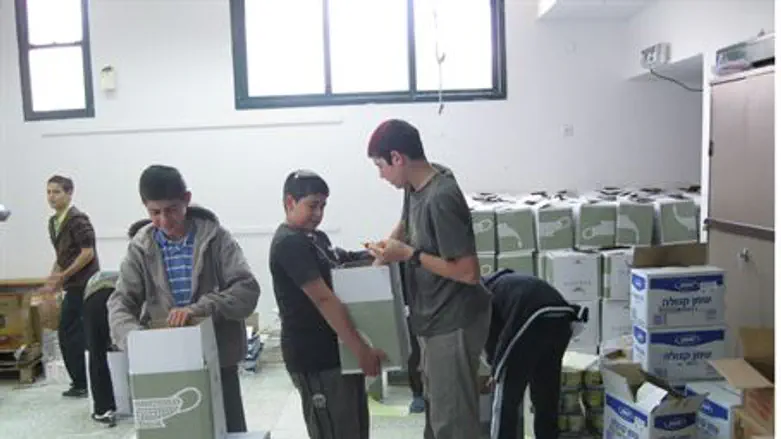 Hasdei Naomi/Kiryat Arba Yeshiva volunteers