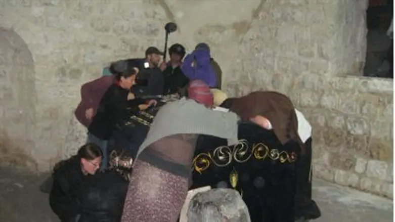Women inside Tomb of Joseph, 2.5.1