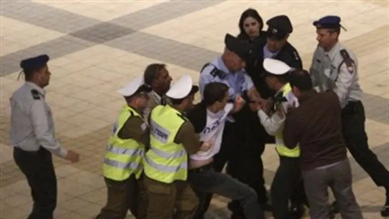 Security men accost Shalit and Vinkler.