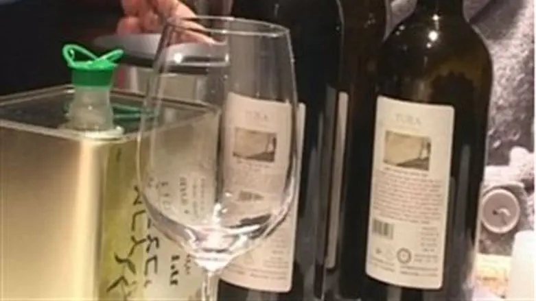 Вино "Тура". Иллюстрация