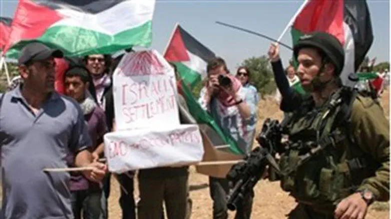 Soldier guards Arab protest Fri. near Hevron