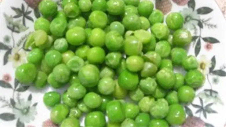 A bright dish of fresh peas adds color to the