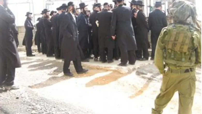 Chassidim pray at Rav Ashi tomb