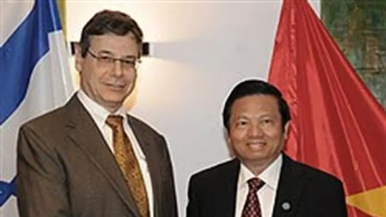 Danny Ayalon with Le Doan Ho