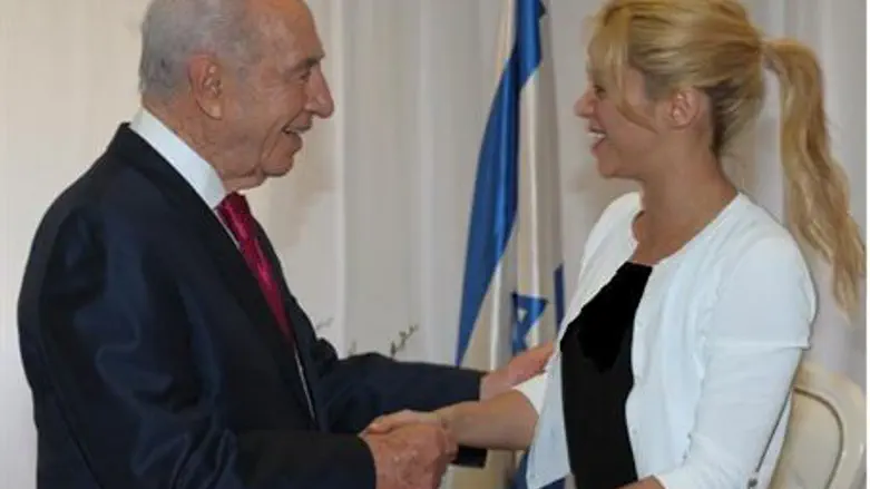 Peres and Shakira