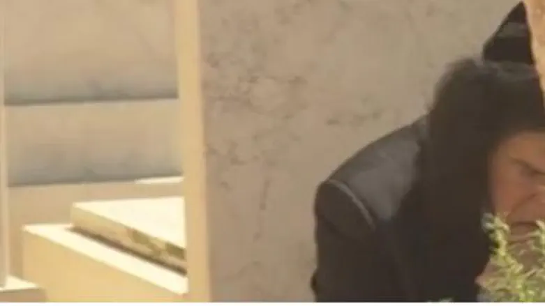 Gene Simmons cries at his father&#39;s grave