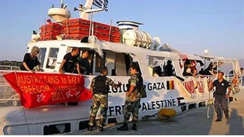 Greek soldiers board Tahrir boat