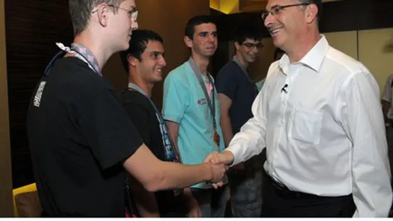 Saar Greets Physics Team