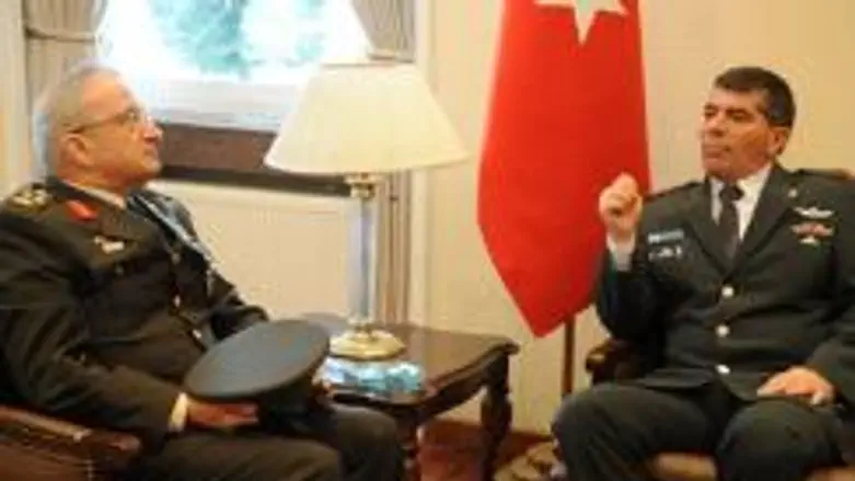Ashkenazi (right) and Turkish Chief of Staff