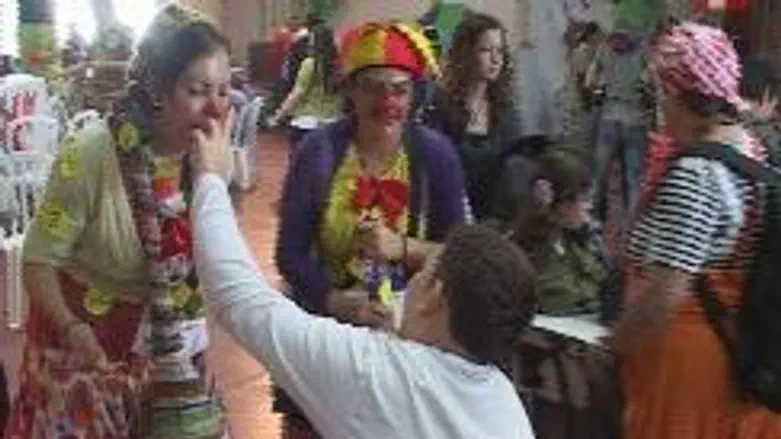 Kav Lachayim Volunteers Party with Disabled