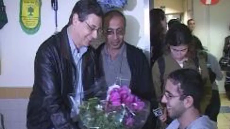 MK Ayalon Visits Wounded Soldier