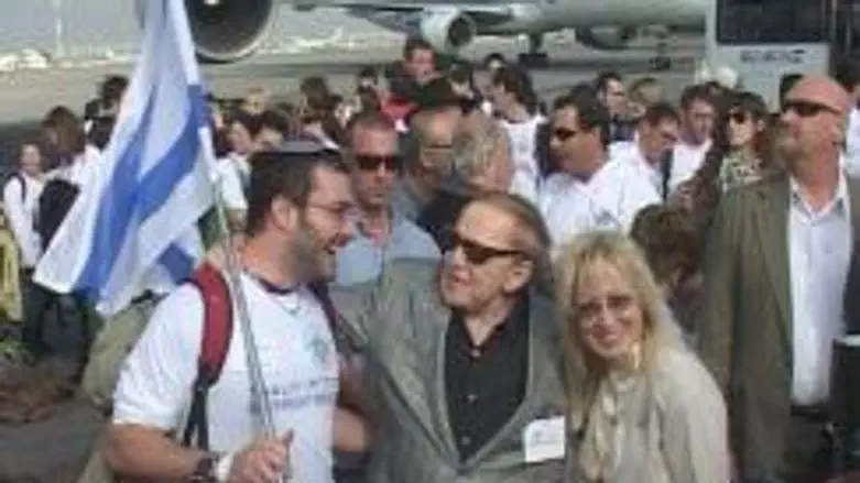 Birthright flight arrives