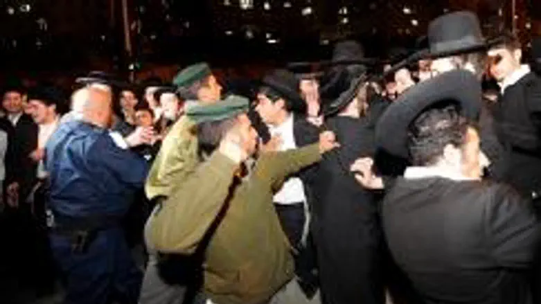Police clash with hareidi protesters