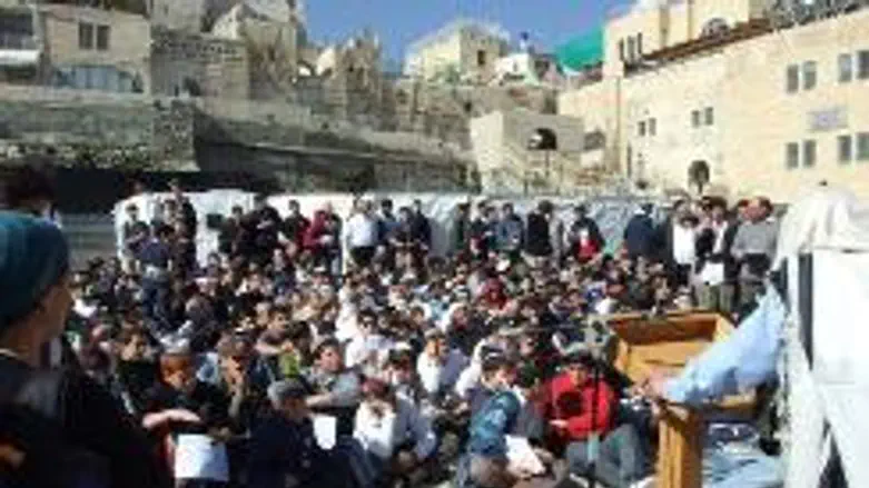 Mekor Chaim students at Western Wall