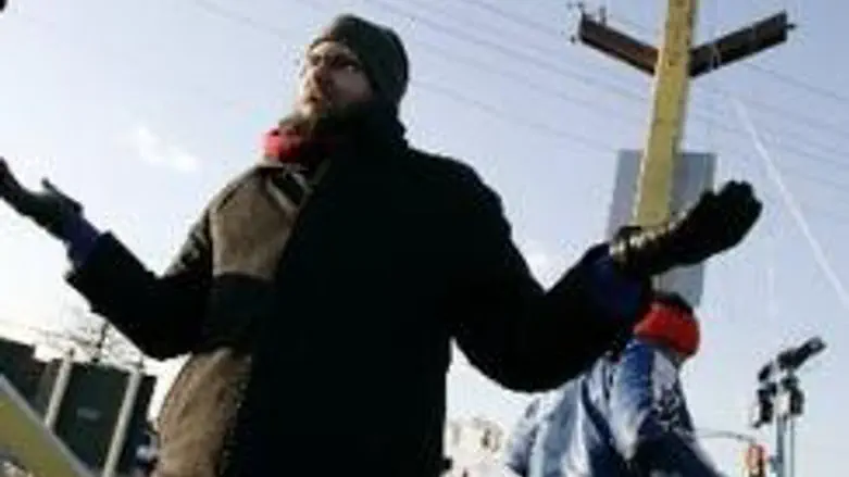 Rabbi  Zaklikovsky looks at disabled menorah