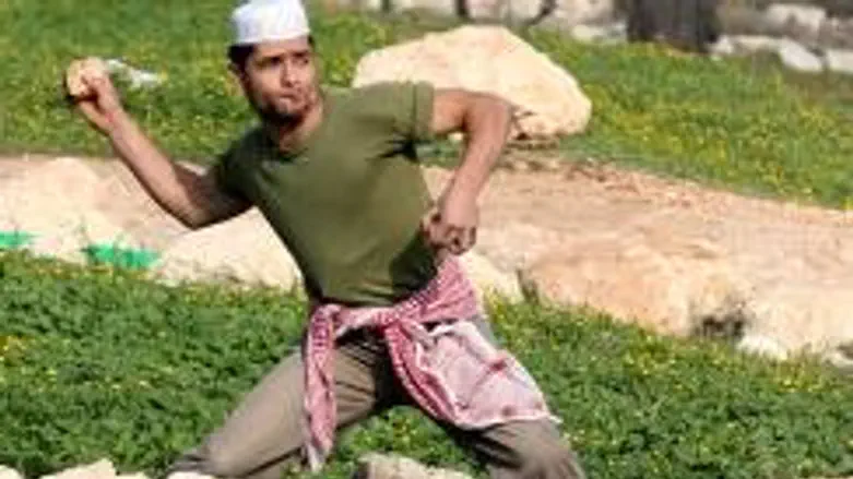 Rock throwing attack at Ba'alin