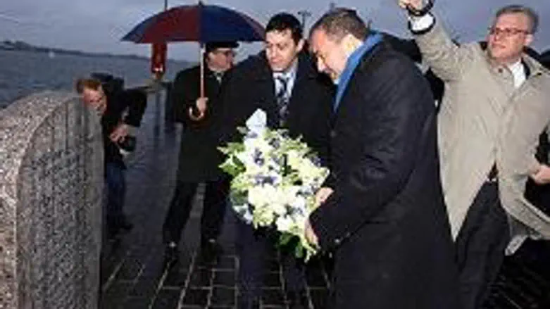 FM Lieberman at a memorial for Jewish Danes