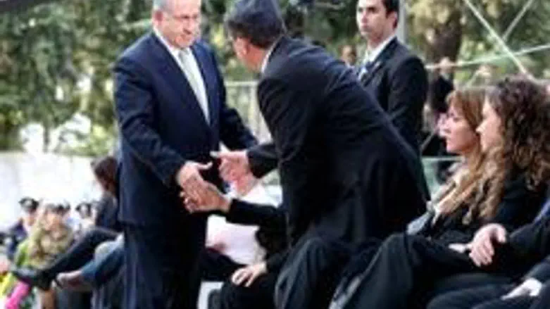 Netanyahu shakes hands with Rabin family
