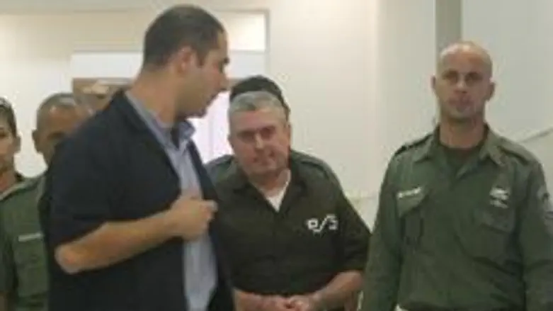 Crime boss Zev Rosenstein (center)