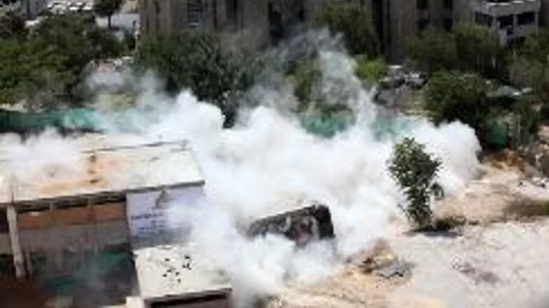 Earthquake cage tested in blast